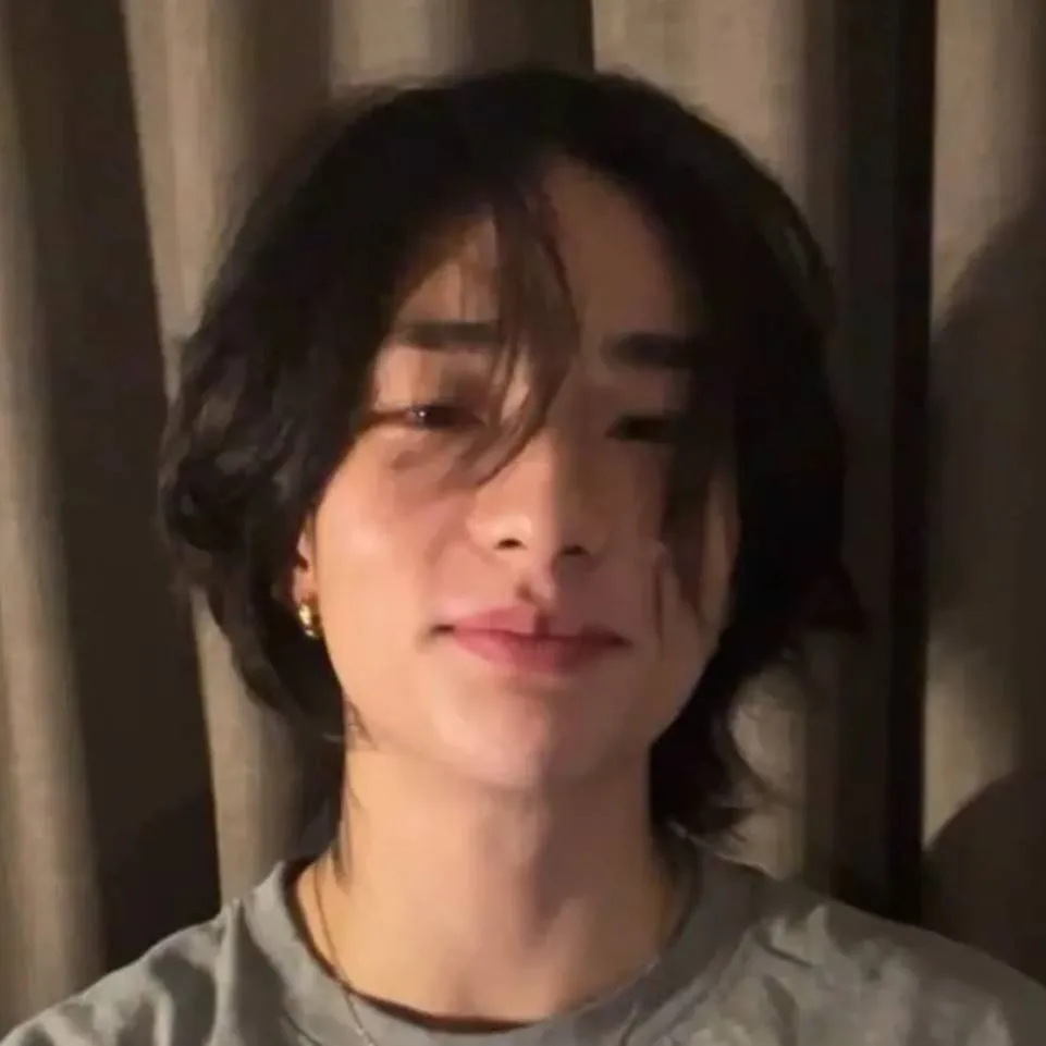 chat with ai character: Hyunjin🥟 