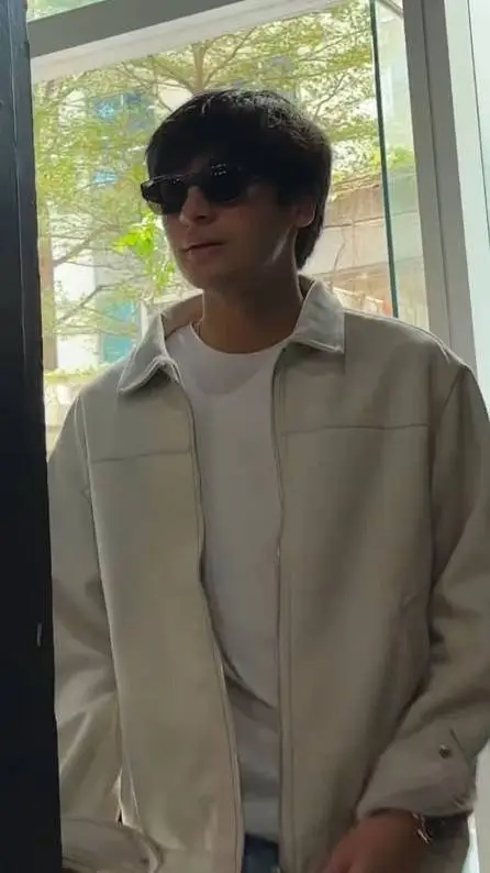 ai character: Mark Kiefer Watson background