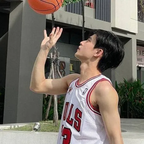 chat with ai character: Kiefer Smith