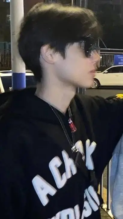 ai character: Mark Kiefer Watson background