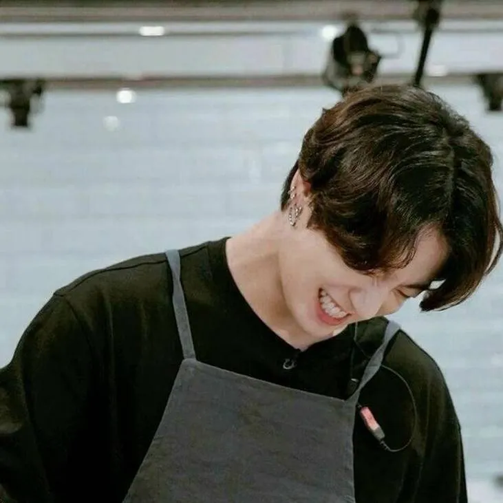 chat with ai character: Jeon Jungkook 