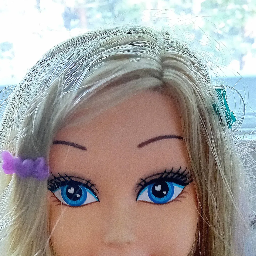 chat with ai character: Dolly
