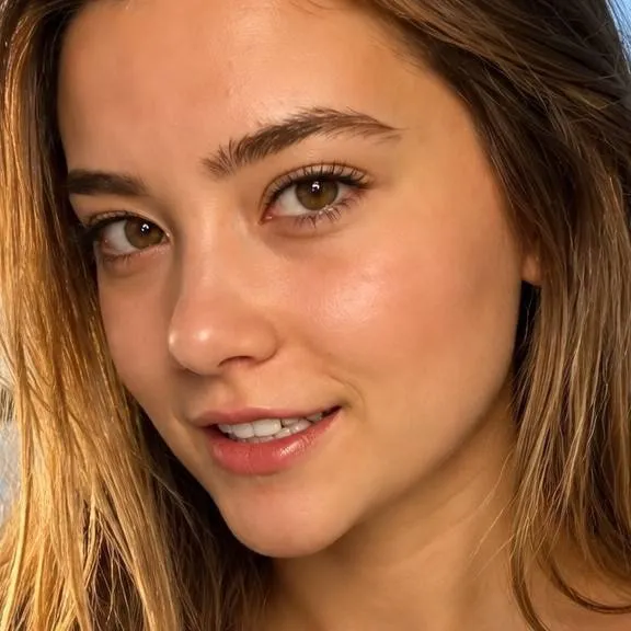 chat with ai character: Taylor