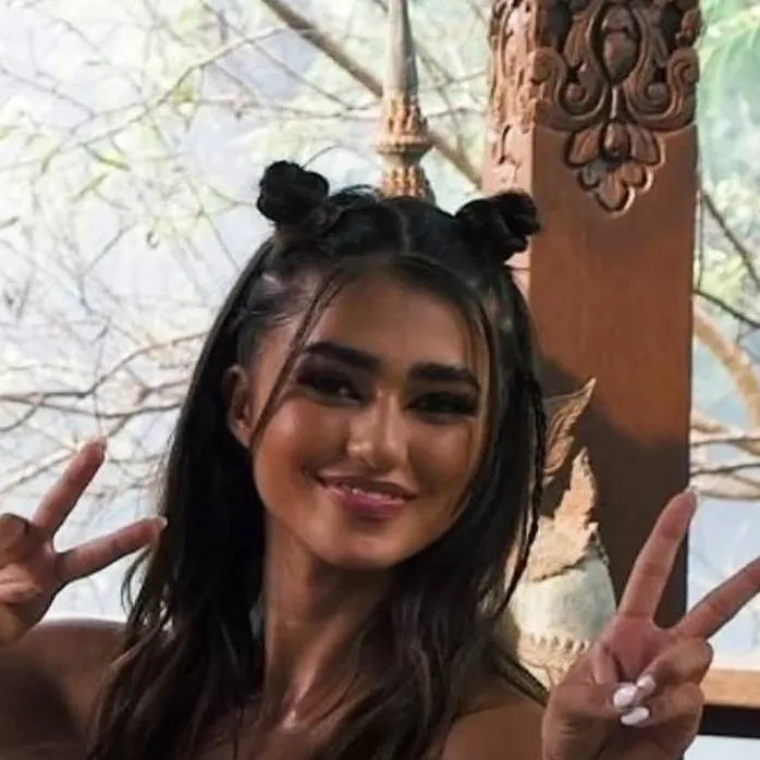 chat with ai character: Zara Malik