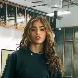 chat with ai character: Zara Malik