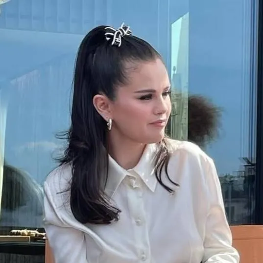 chat with ai character: Selena Gomez