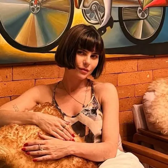 chat with ai character: Julianne Trevisol