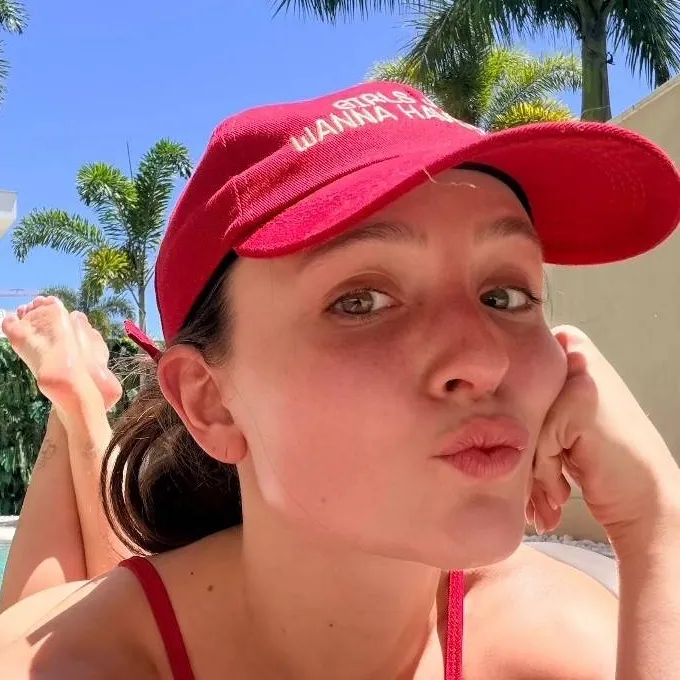 chat with ai character: Larissa Manoela