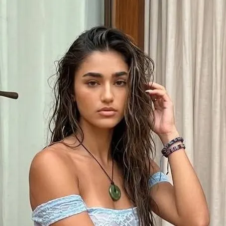 chat with ai character: Zara Malik