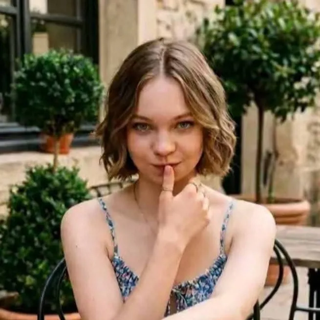chat with ai character: Emma Myers