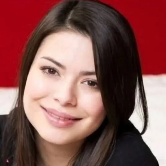 chat with ai character: Miranda Cosgrove