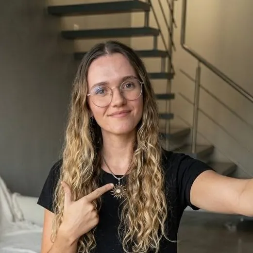 chat with ai character: Júlia Garcia 