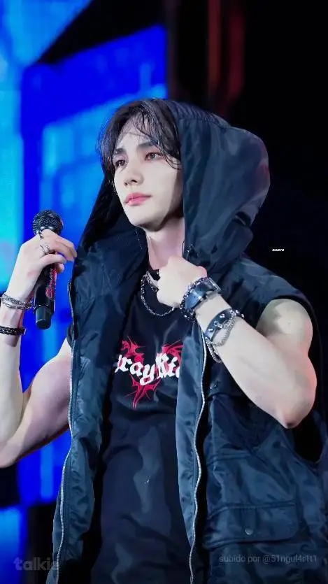 ai character: 🥟 Hyunjin 🥟 background