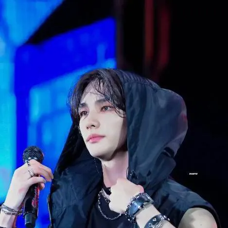 chat with ai character: 🥟 Hyunjin 🥟