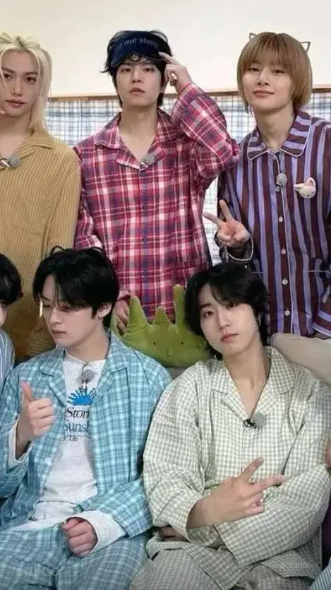 ai character: 🌼pijamada con skz🌼 background