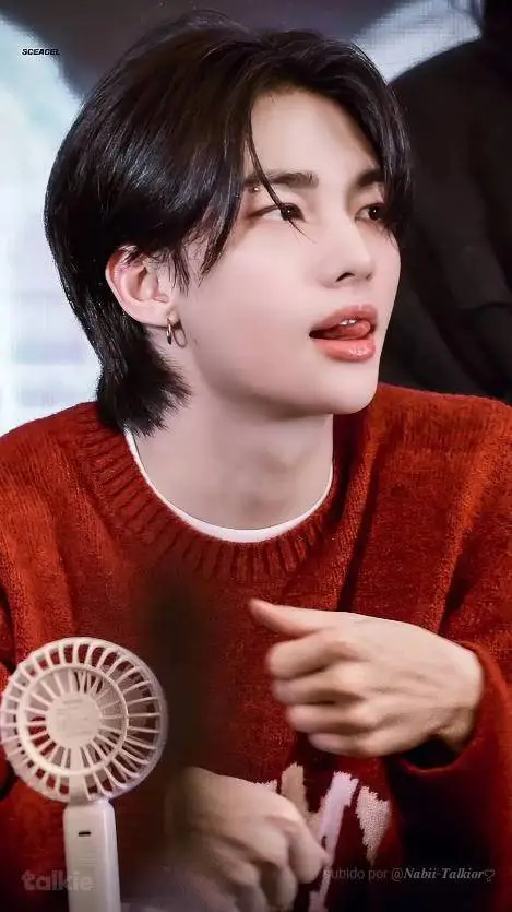 ai character: 🥟 Hyunjin🥟 background