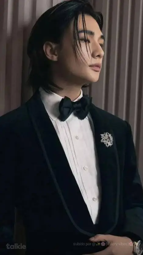 ai character: 🥟 Hyunjin🥟 background