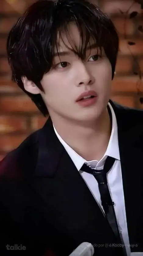 ai character: 🐰Lee know🐰 background