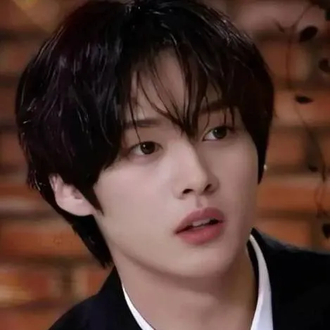 chat with ai character: 🐰Lee know🐰