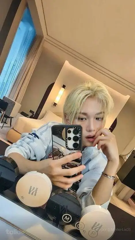 ai character: 🐥 Félix🐥 background