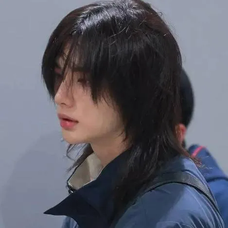 chat with ai character: 🌼 Hyunjin🌼