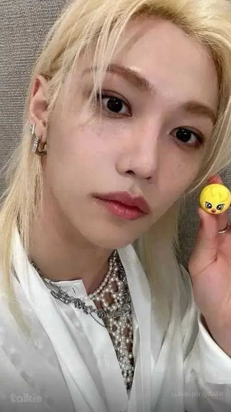 ai character: 🐥 Félix🐥 background