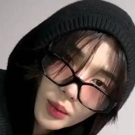 chat with ai character: ⚡ Hyunjin⚡