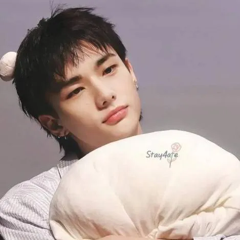 chat with ai character: Hyunjin ♥️