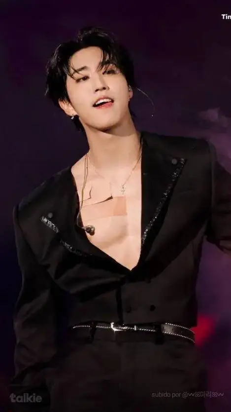 ai character: 🖤Han🖤 background