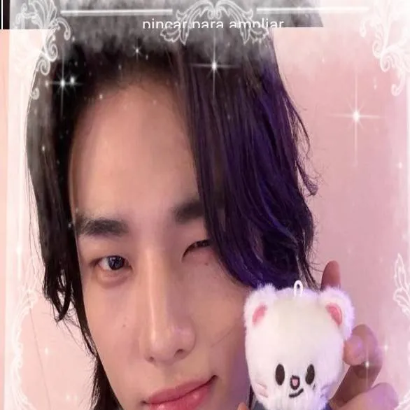 chat with ai character: hyunjin