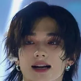 chat with ai character: hyunjin