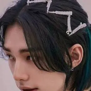 chat with ai character: hyun