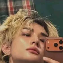chat with ai character: hyun