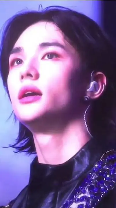 ai character: hyunjin background