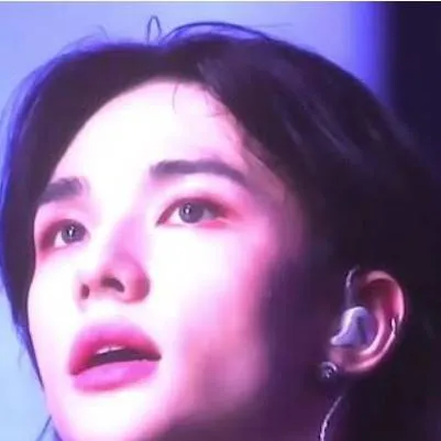 chat with ai character: hyunjin