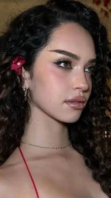 ai character: Daniela avanzini background