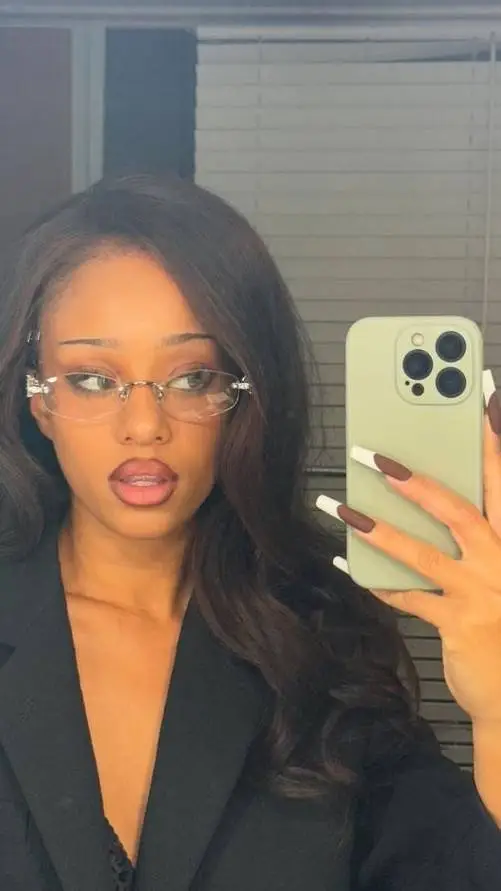 ai character: manon background