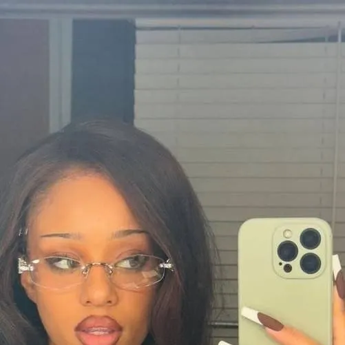 chat with ai character: manon