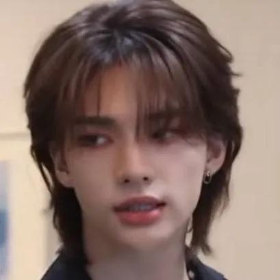 chat with ai character: HYUNJIN 
