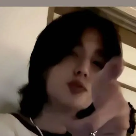 chat with ai character: Hyunjin 