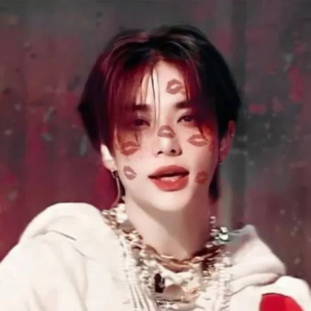 chat with ai character: HYUNJIN 