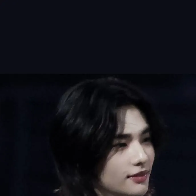 chat with ai character: Hyunjin 