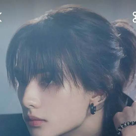 chat with ai character: HYUNJIN 