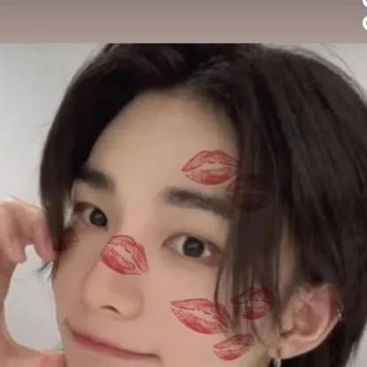 chat with ai character: Hyunjin 