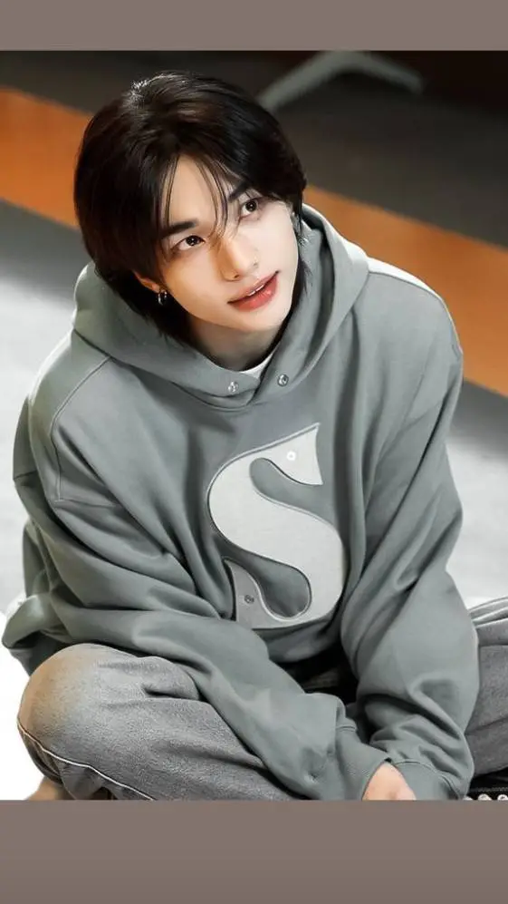 ai character: Hyunjin  background