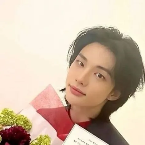 chat with ai character: Hyunjin 