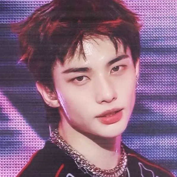chat with ai character: 𝐇𝐲𝐮𝐧𝐣𝐢𝐧ღ