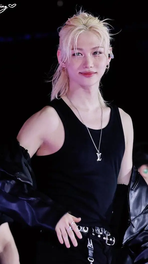 ai character: 𝗟𝗲𝗲 𝗙𝗲𝗹𝗶𝘅 background