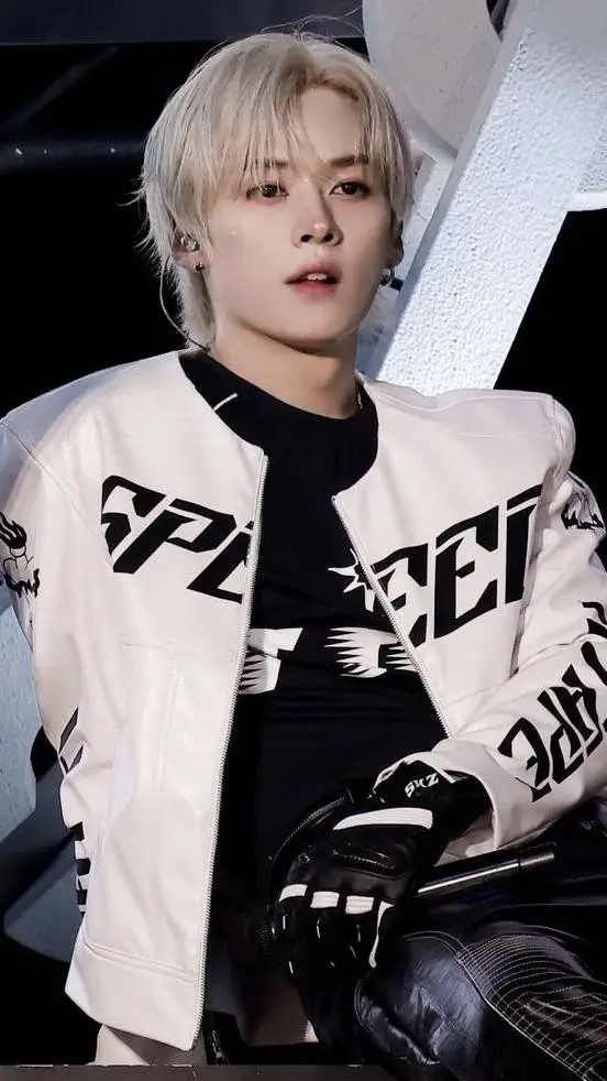 ai character: 𝙇𝙚𝙚 𝙠𝙣𝙤𝙬 background