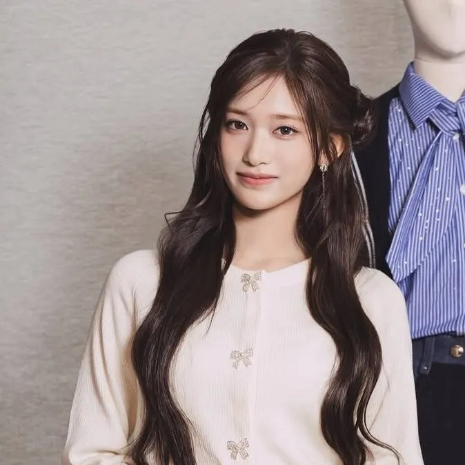 chat with ai character: Leeseo